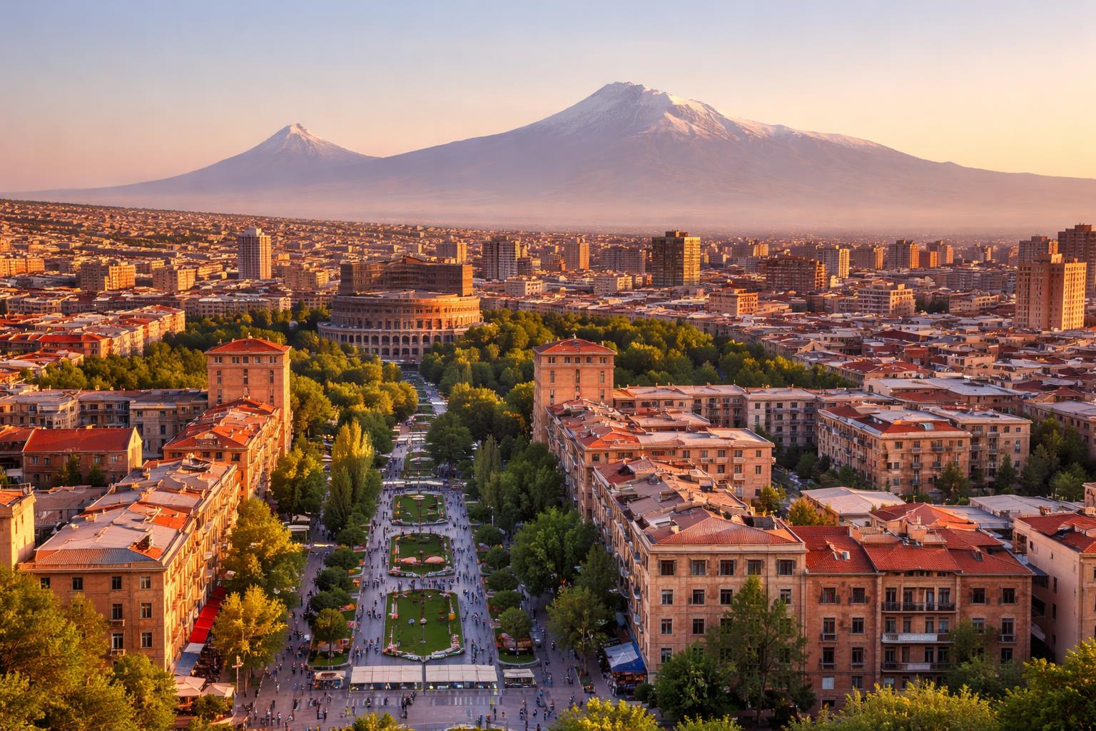 Vista panorâmica da cidade de Yerevan, capital da Armênia, com o Monte Ararat ao fundo e pessoas caminhando pelas ruas.